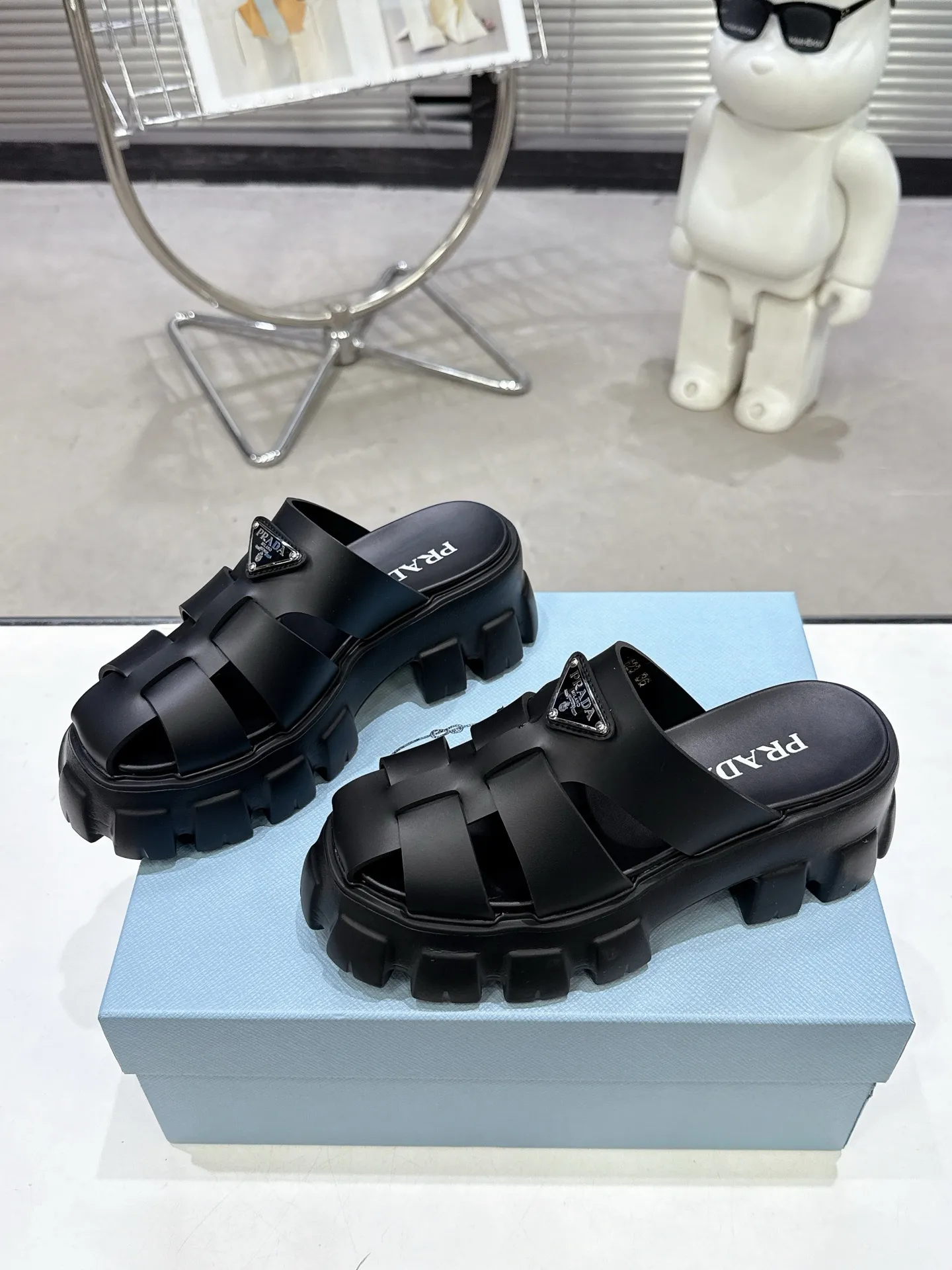 👟👟Ex-factory price 460👟👟 2025 exclusive version super hot🎊🎊🎊prada Prada triangular buckle sawtooth Roman thick-soled rubber foam ultra-light sandals are retro, fashionable and avant-garde, the upper perfectly restores the original craftsmanship, making the whole pair of shoes light and comfortable, full of holiday feel, bright colors💐💐💐💐 A variety of choices to satisfy fashionable people of different styles! The iconic metal triangle logo is paired with the shape of ancient beach sandals. Every design element is fashionable! Code number 35-40​